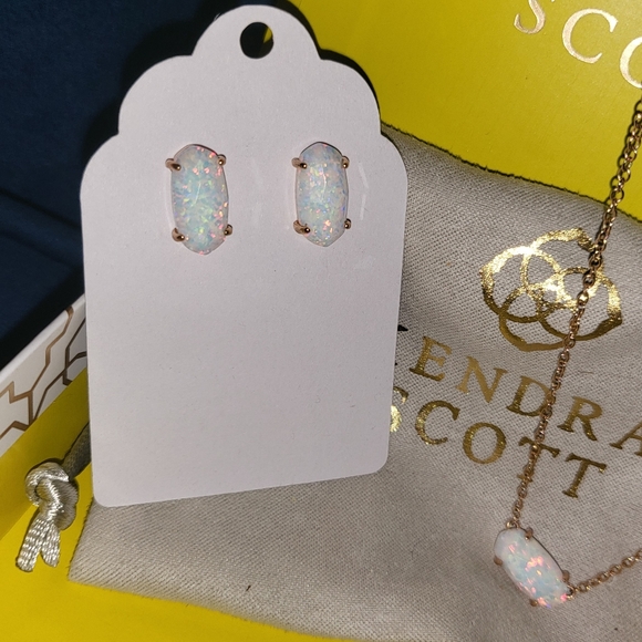 Kendra Scott stud earrings - Picture 1 of 2